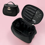 Trousse de maquillage noire ouverte avec rangements intérieurs