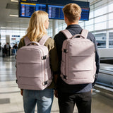 Couple portant des sacs à dos sous vide roses à l’aéroport | Sogaïa