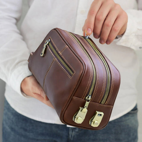 Trousse de toilette pour homme en cuir de luxe vue de profil – Trousse de Toilette pour Homme en Cuir de Luxe Sogaïa Contact™ | Sogaïa