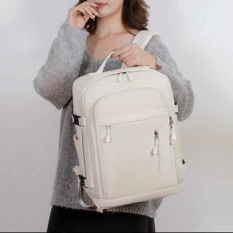 Femme tenant le sac à dos cabine beige