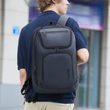 Homme portant le sac à dos ordinateur 45x30x20 bleu marine