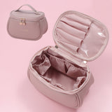 Trousse de maquillage rose ouverte, grande ouverture