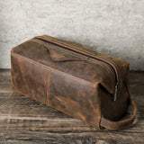 Vista frontal da bolsa de toalete de couro marrom – Bolsa de toalete de couro marrom Sogaïa™ | Sogaia