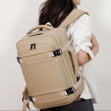 Femme portant le sac à dos avion kaki