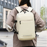 Femme portant le sac à dos de voyage business beige