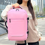 Sac à dos de voyage business rose tenu à la main