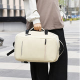 Sac à dos de voyage beige porté comme une mallette
