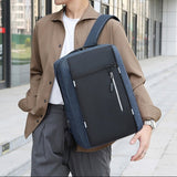 Sac à dos homme bleu porté sur une épaule