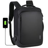 Sac à dos ordinateur noir avec câble USB branché sur un téléphone