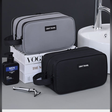 Trousses de toilette grise et noire posées près d'un lavabo
