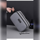 Trousse de toilette portée à la main par sa poignée