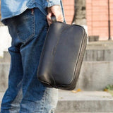 Trousse de toilette homme en cuir de luxe vue de profil – Trousse de Toilette Homme en Cuir de Luxe Sogaïa™ | Sogaïa