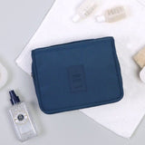 Trousse de toilette homme avec crochet vue de face – Trousse de Toilette Homme avec Crochet Travel™ | Sogaïa