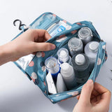 Trousse de toilette suspendue pour femme kaki vue de face – Trousse de Toilette Suspendue pour Femme Travel™ | Sogaïa