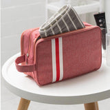 Trousse de toilette vacances gris vue de face – Trousse de Toilette pour les Vacances | Sogaïa