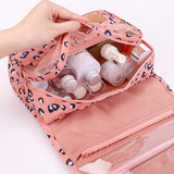 Trousse de toilette femme à suspendre vue de profil – Trousse de Toilette pour Femme à Suspendre Travel™ | Sogaïa