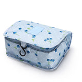 Trousse de toilette femme à suspendre lifestyle – Trousse de Toilette pour Femme à Suspendre Travel™ | Sogaïa