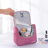 Trousse de toilette femme avec crochet noir vue de face – Trousse de Toilette pour Femme avec Crochet Travel Bag™ | Sogaïa