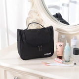 Trousse de toilette femme avec crochet gris vue de face – Trousse de Toilette pour Femme avec Crochet Travel Bag™ | Sogaïa