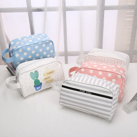 Trousse de toilette plastifiée vue de profil – Trousse de Toilette Plastifiée | Sogaïa