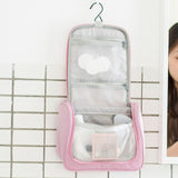 Trousse de toilette grande ouverture à suspendre lifestyle – Trousse de Toilette Grande Ouverture à Suspendre | Sogaïa