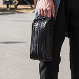 Trousse de toilette en cuir tressé homme vue de profil – Trousse de Toilette en Cuir Tressé pour Homme Roldan™ | Sogaïa