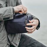 Trousse de toilette homme simili cuir vue de profil – Trousse de Toilette Homme Simili Cuir Wohlbebe™ | Sogaïa
