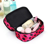 Trousse de toilette femme plusieurs compartiments détail fermeture – Trousse de Toilette pour Femme avec Plusieurs Compartiments | Sogaïa