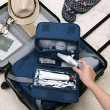 Trousse de toilette homme avec crochet bleu marine vue de face – Trousse de Toilette Homme avec Crochet Travel™ | Sogaïa